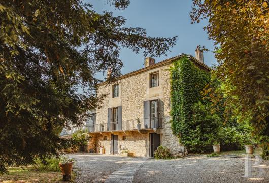 aquitaine - À 35 km de Bordeaux, dans le vignoble des Graves, une ancienne propriété viticole,  sa maison de maître du 19e s., son jardin clos et sa piscine
